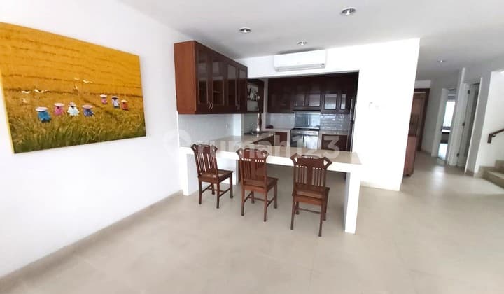 Rumah bagus, rapi, nyaman, lingkungan tenang, tidak jauh dari Sekolah Perancis Cipete. Ada swimming pool.