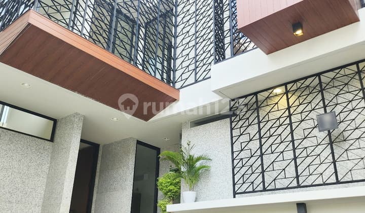 Rumah Dengan Design Modern di Area Sangat Bagus, Kemang