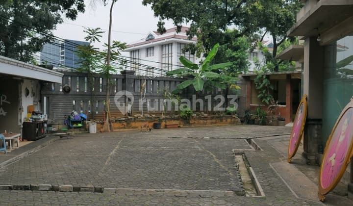 Rumah Besar Pinggir Jalan dekat Senopati, Kebayoran, Potensi Untuk Komersial
