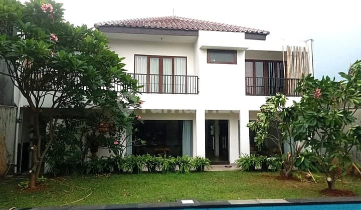 Nice house, spacious, neat, well-maintained, attractive price. Strategic location near Antasari, French School Cipete, TB Simatupang.
