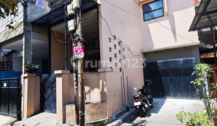 House Can Be Used As a Boarding House Close to Daan Mogot and Puri Access