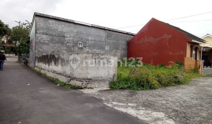 Land for Sale 400 Million Position Hook on Jalan Tajem Timur Adi TV.