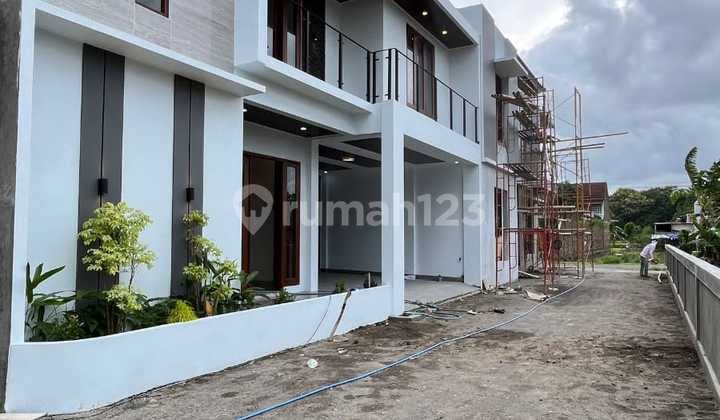 Dalam Perum Rumah dengan Kolam Renang di Maguwoharjo, Sleman