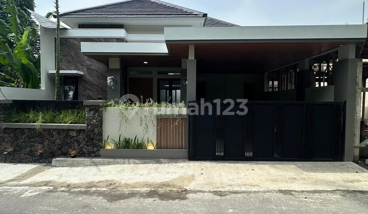 Modern Tropical House Free Fence and Carport Near Uii Central Campus