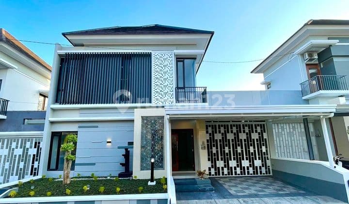 Dalam Perumahan One Gate Rumah Cantik Modern di Jalan Palagan