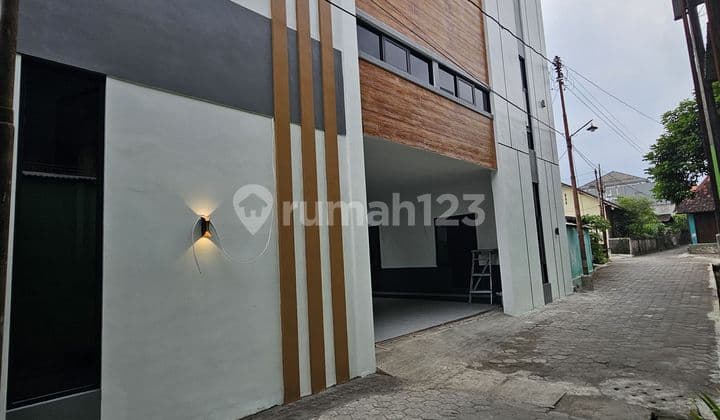 Kost 16 Kamar Bangunan Baru Full Furnished Area Prospek Dekat Ugm