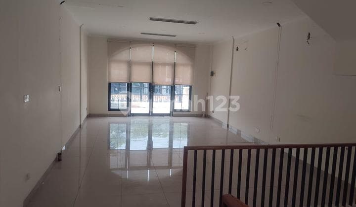 Sewa Ruko Pinggir Jalan Gading Serpong 3 Lantai Free Parkir Siap Huni