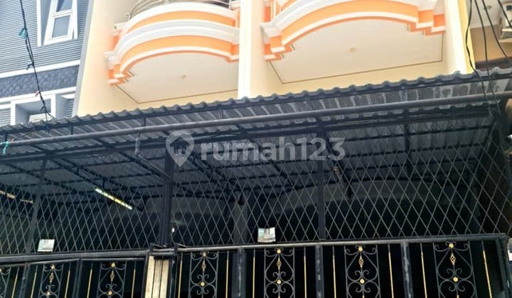 Rumah 3 Lantai Baru Renovasi Kamar Banyak Luas Di Jelambar Utama