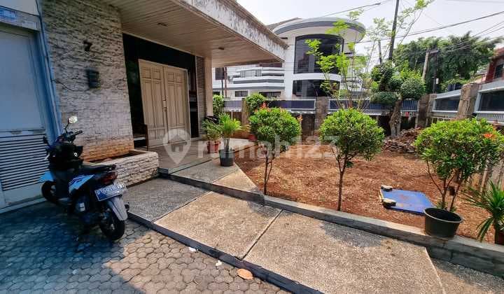 Strategic Hook House in Tanah Abang, Wide Roads, Close to Office and Shopping Center