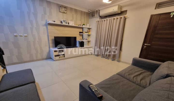 Rumah Sangat Terawat Tanjung Duren Jakarta Barat 3 Lantai Furnished Bagus SHM - Sertifikat Hak Milik di Jalan Lontar Tanjung Duren , Tanjung Duren