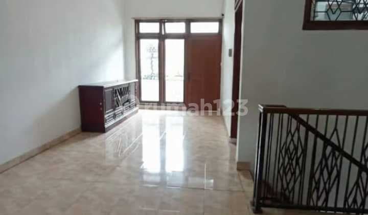 Rumah 2,5 Lantai Minimalis, Rapih, di Duren Sawit, Jakarta Timur