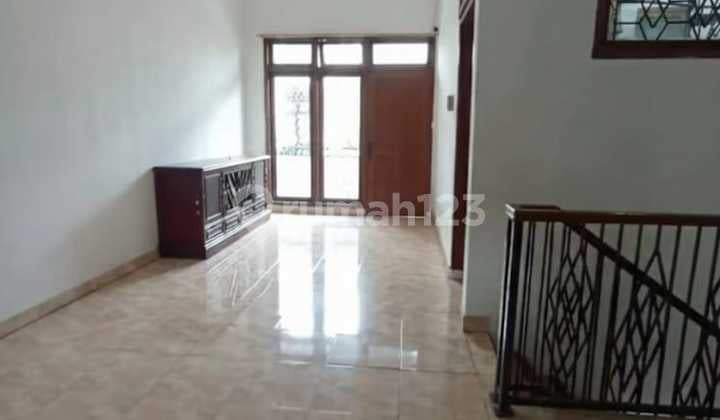 Rumah 2,5 Lantai Minimalis, Rapih, di Duren Sawit, Jakarta Timur