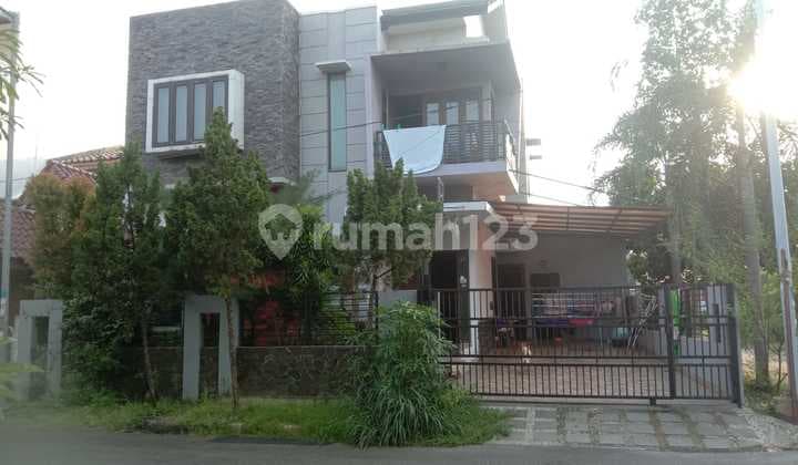 Rumah Hoek Tingkat di Metland Menteng Jakarta Timur