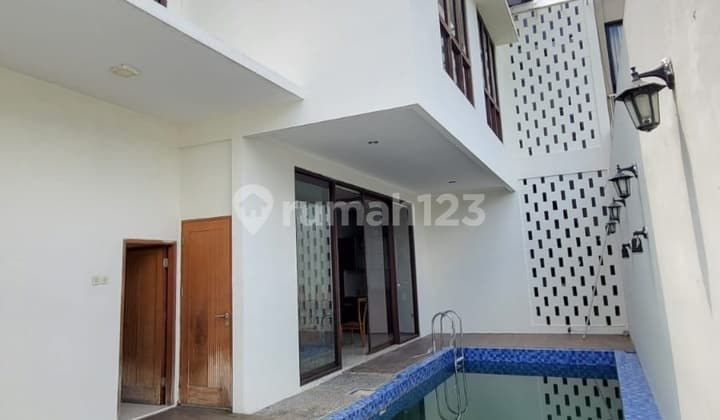 Dijual Rumah Siap Huni dengan Kolam Renang di Kebayoran Symphony