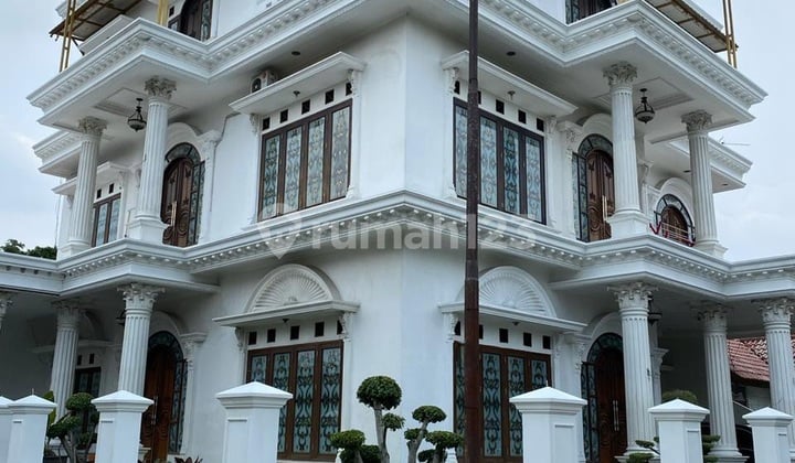 Rumah Mewah Klasik 3 Lantai di Palem Semi, Posisi Hook, Furnished