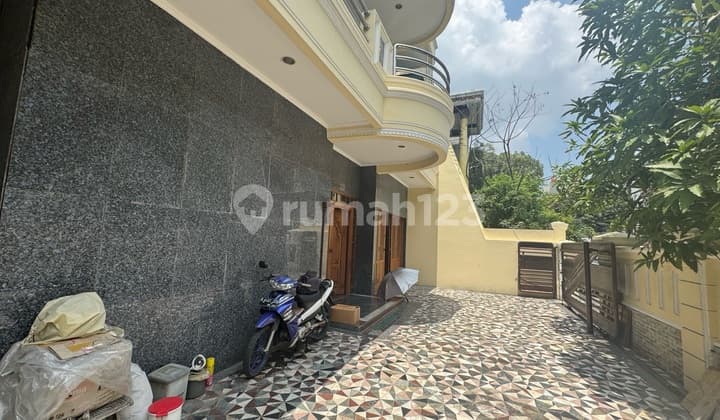 Rumah Tinggal 2 Lantai Lokasi Strategis Dekat Pasar dan Mall