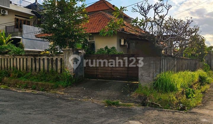 House with a Spacious Yard and Views of the Sea and Airport.