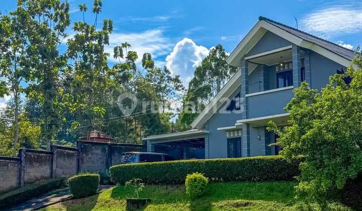 Di Jual Villa dengan View Keren di Megamendung