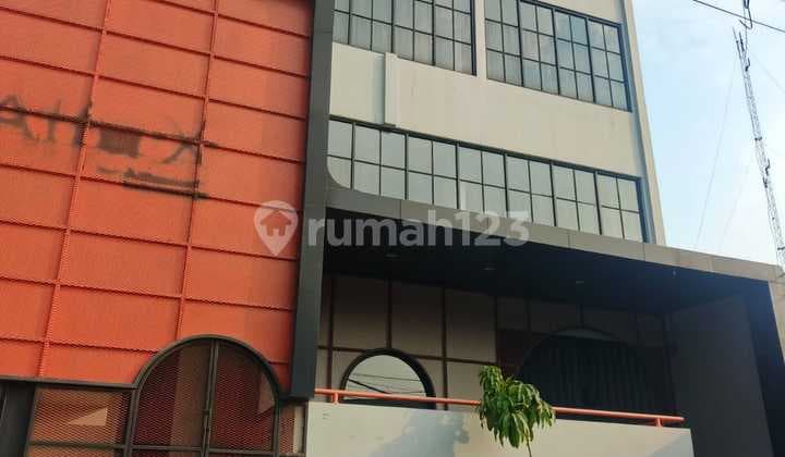 3.5 Story Shophouse . Ex-Minimarket on Jl Akses Ui Depok