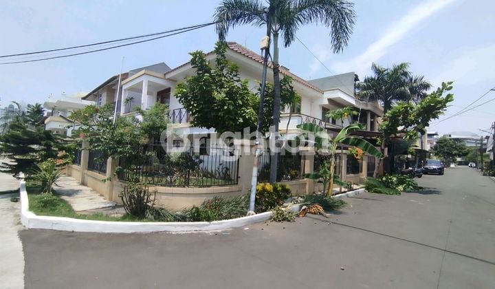 Dijual Cepat: Rumah Mewah Siap Huni - Selangkah ke Mall Kelapa Gading! 
