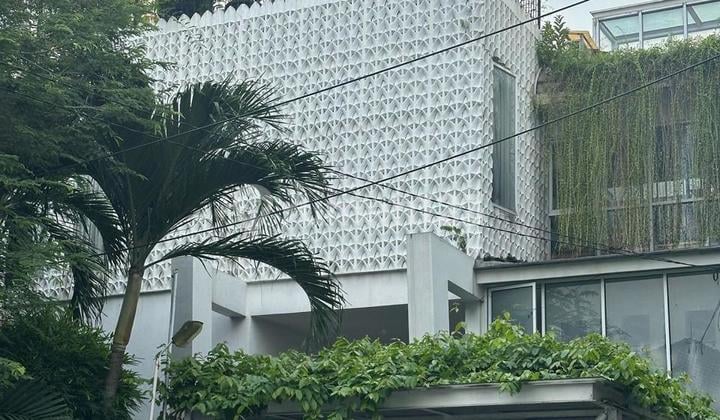 A Stunning 3-Story House + Basement in the Heart of Rawamangun! ✨ Ready to Pamper Your Large Family! A SHM House in Pulo Asem, Excellent Condition