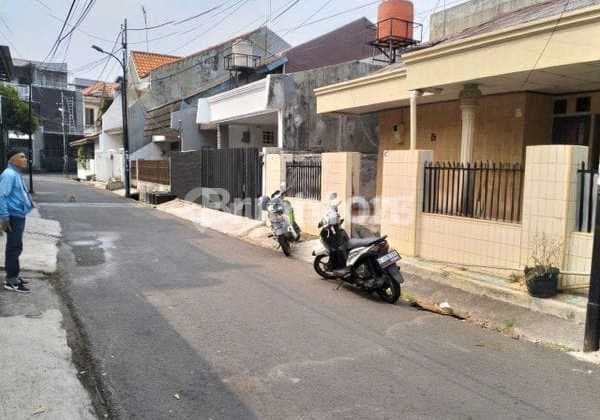 Lokasi Emas Pulomas! Rumah Siap Huni Dengan Akses Tol Terdekat.
