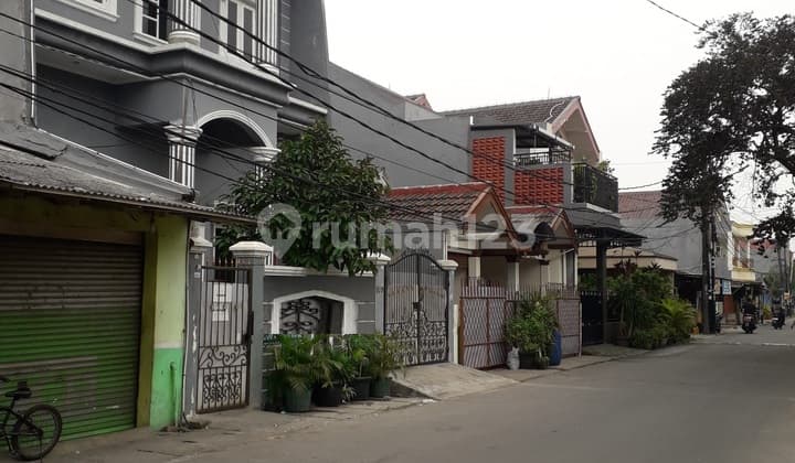 Comfortable 2.5-Story Home in Alam Indah Complex, Cipondoh, Tangerang