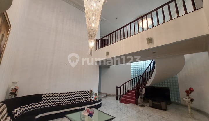Rumah 2 Lantai Banyak Taman Ada Gazebo Semi Furnished Shm, di Menteng, Jakarta Pusat