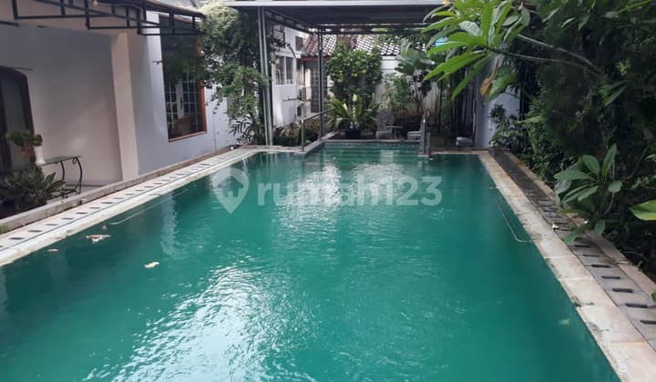 Rumah Ada Kolam Renang,Menteng