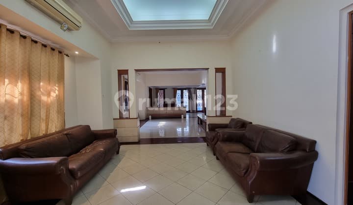 Rumah Siap Huni Nyaman, Ada Kolam Renang