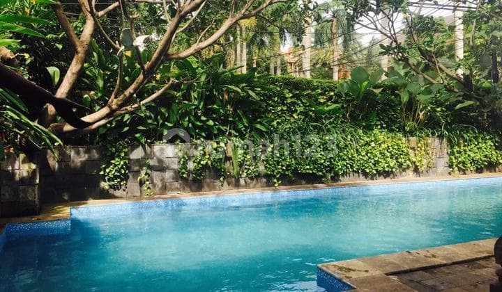 Rumah Terdiri Dari 2 Bangunan, Ada Kolam Renang