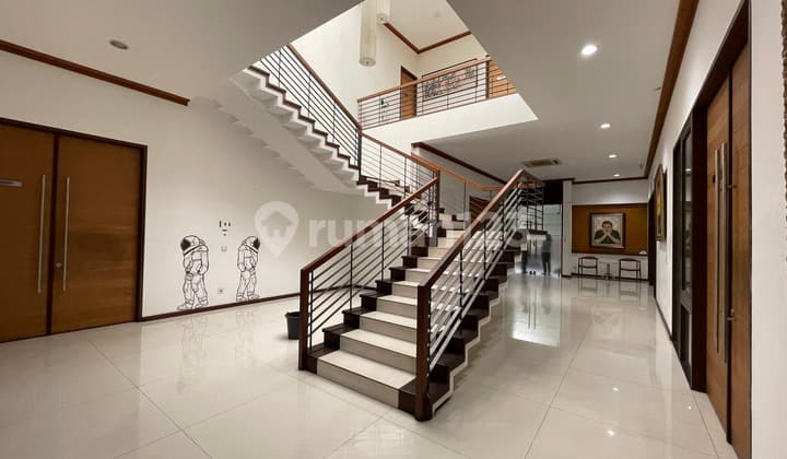 Rumah Dijual Cocok Untuk Kantor, Bergaya Modern, 2 Lantai di Menteng, Jakarta Pusat