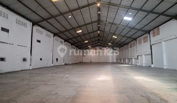 Gudang Tengah Kota Solo Baru, bisa Diakses Truck Container, Truck Trailer, Terletak di Tengah Pusat Bisnis Perdagangan & Perkantoran Solo Baru