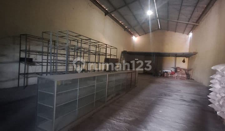 GUDANG TEPI JALAN KEBAKKRAMAT