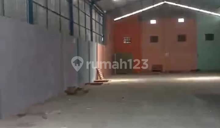 Gudang Akses Container, Trailer, Wingbox Terletak Di Jalan Raya Telukan Sukoharjo