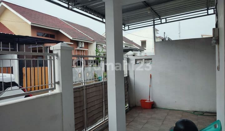 Modern Minimalist Single-Story House with Fence in Gentan.