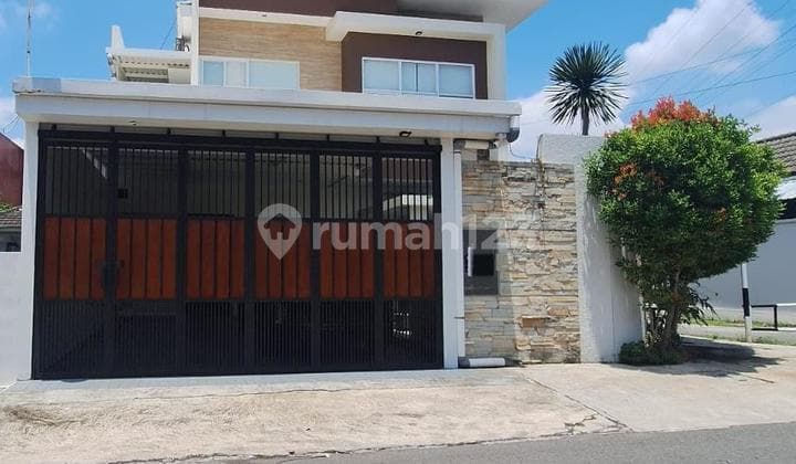 Rumah Hook 2 Lantai Minimalis Modern Tengah Kota Solo Dekat Stadion Manahan