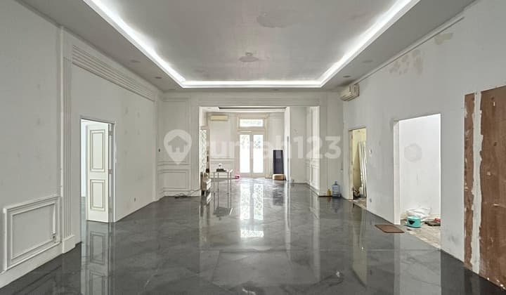 RUMAH DEPAN TAMAN di Jl GUNAWARMAN, SENOPATI, SCBD, JAKSEL