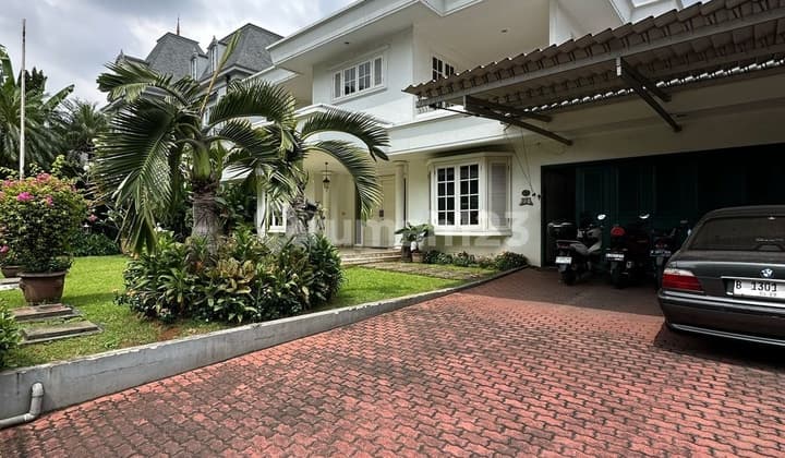 Rumah Dkt Senayan City di Jl Simprug Golf, Kebayoran Lama, Jaksel