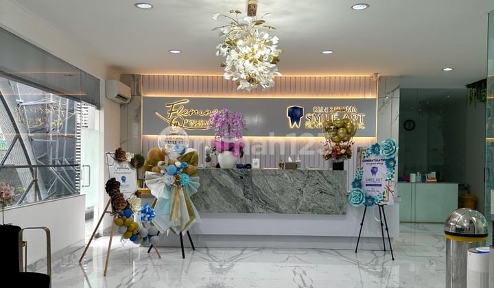 Gedung Ruko, Ruang Usaha Zona Komersial di Jl Woltermonginsidi, Kebayoran Baru