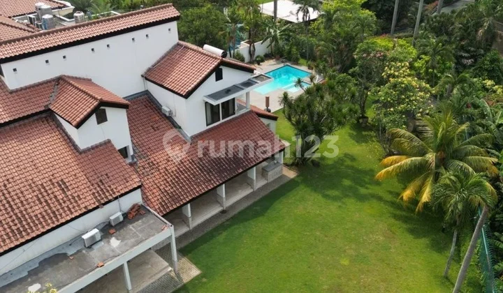 Rumah Golf View di Jl Sekolah Kencana, Pondok Indah