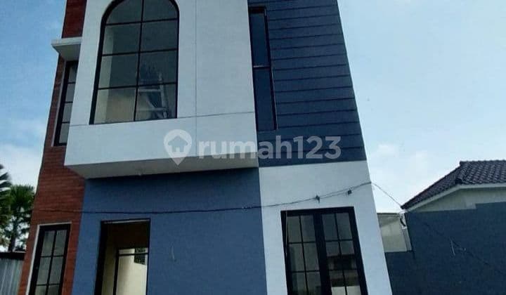 Rumah modern strategis 2 lantai dekat Kanjuruhan dan Soepraoen