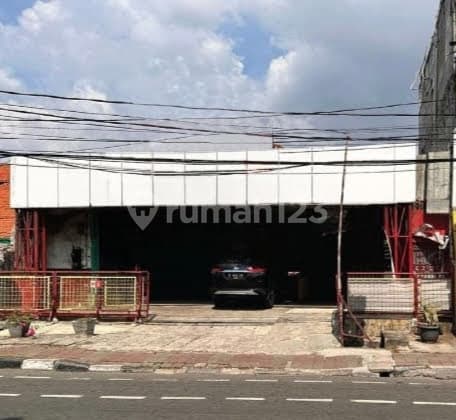 Ruang Usaha Ex Bengkel Lokasi Strategis di Jalan Pramuka, Jakarta Timur
