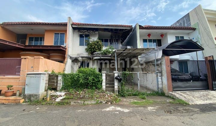 Old House in Modern Cakung Park, East Jakarta