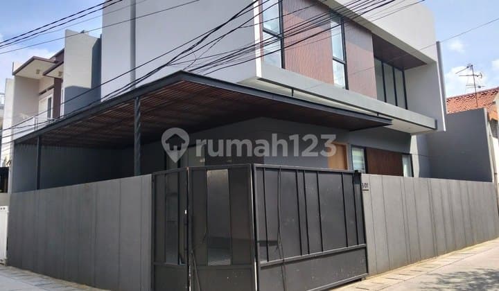 Rumah Modern Minimalis Posisi Hoek 2 Lantai di Bcs Kelapa Gading, Jakarta Utara