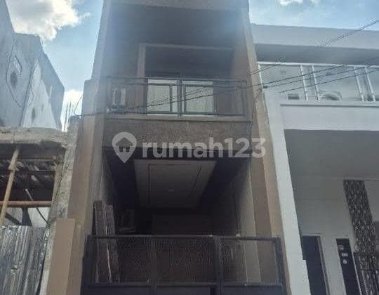 Dijual Rumah Bangunan Baru 3 Lantai di Matraman Jakarta Timur