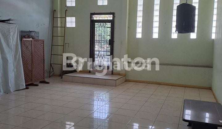 QUICK SALE: STRATEGIC 2-STORY SHOPHOUSE NEAR TAMAN JAYAWIJAYA, MOJOSONGO, SOLO