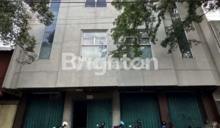 RUKO 3 LANTAI STATEGIS TENGAH KOTA COCOK BUAT USAHA DEKAT PASAR GEDHE SOLO