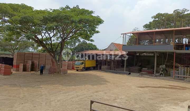 Gudang Area Luas Strategis di Kerkof Cimahi