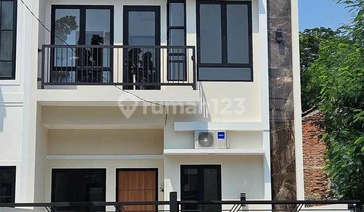 Rumah 2 Lantai Bsd Regensi Villa Melati Mas, Lokasi Strategis